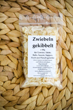 Zwiebel gekibbelt